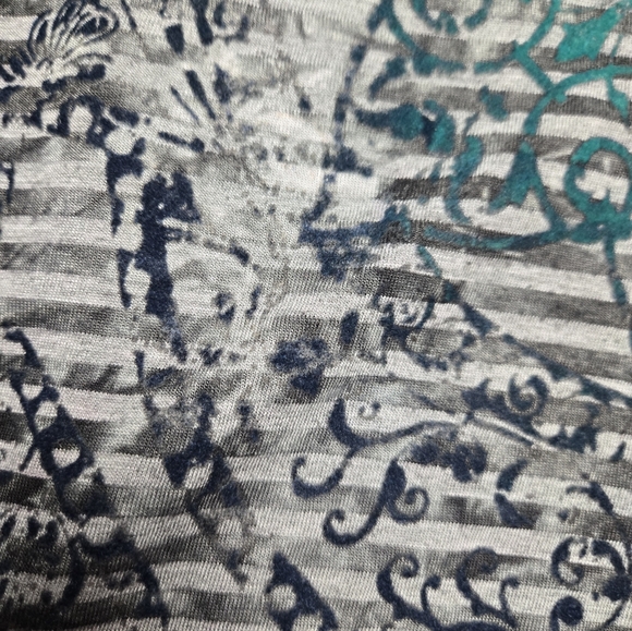 Y2K Vintage Vanity Graphic V-neck Tee - Picture 5 of 6